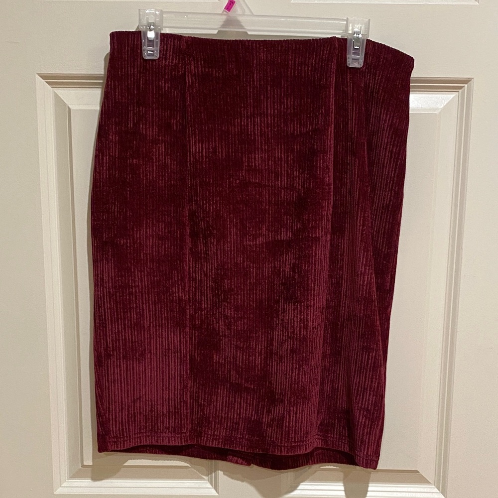 Elegant Velvet Pencil Skirt in Deep Burgundy
